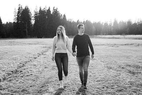 Dynamisches Pärchenshooting im Wald bei Memmingen von 4Real Photography.