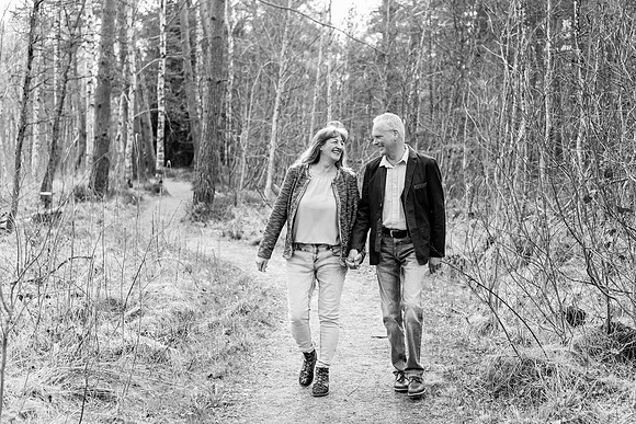 Dynamisches Pärchenshooting im Wald bei Memmingen von 4Real Photography.