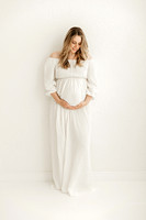 "Puristisches Babybauchshooting im hellen Studio Kißlegg.", "Modernes Schwangerschafts-Portrait für Kundinnen aus Isny.", "Minimalistische Babybauchfotos von 4Real Photography."