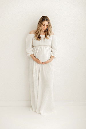 "Puristisches Babybauchshooting im hellen Studio Kißlegg.", "Modernes Schwangerschafts-Portrait für Kundinnen aus Isny.", "Minimalistische Babybauchfotos von 4Real Photography."
