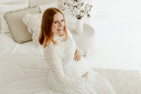 "Puristisches Babybauchshooting im hellen Studio Kißlegg.", "Modernes Schwangerschafts-Portrait für Kundinnen aus Isny.", "Minimalistische Babybauchfotos von 4Real Photography."