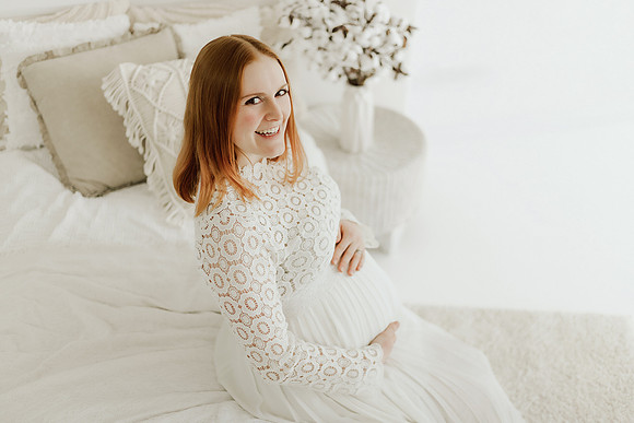 "Puristisches Babybauchshooting im hellen Studio Kißlegg.", "Modernes Schwangerschafts-Portrait für Kundinnen aus Isny.", "Minimalistische Babybauchfotos von 4Real Photography."