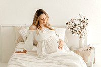 "Puristisches Babybauchshooting im hellen Studio Kißlegg.", "Modernes Schwangerschafts-Portrait für Kundinnen aus Isny.", "Minimalistische Babybauchfotos von 4Real Photography."