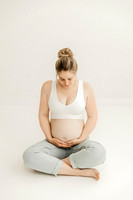 "Puristisches Babybauchshooting im hellen Studio Kißlegg.", "Modernes Schwangerschafts-Portrait für Kundinnen aus Isny.", "Minimalistische Babybauchfotos von 4Real Photography."