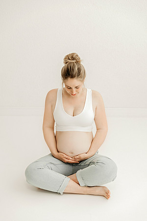 "Puristisches Babybauchshooting im hellen Studio Kißlegg.", "Modernes Schwangerschafts-Portrait für Kundinnen aus Isny.", "Minimalistische Babybauchfotos von 4Real Photography."