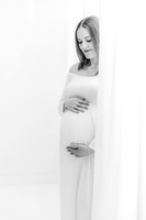 "Puristisches Babybauchshooting im hellen Studio Kißlegg.", "Modernes Schwangerschafts-Portrait für Kundinnen aus Isny.", "Minimalistische Babybauchfotos von 4Real Photography."