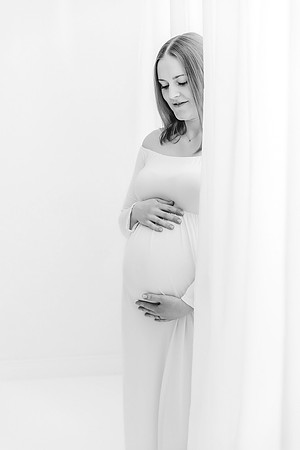 "Puristisches Babybauchshooting im hellen Studio Kißlegg.", "Modernes Schwangerschafts-Portrait für Kundinnen aus Isny.", "Minimalistische Babybauchfotos von 4Real Photography."