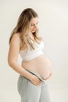 Exklusives High-Key Babybauchshooting im Atelier Kißlegg.", "Modernes Schwangerschafts-Portrait für Kundinnen aus Wangen.", "Minimalistische Studiofotografie Babybauch Isny von 4Real Photography."