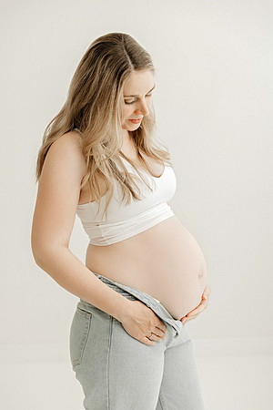 Exklusives High-Key Babybauchshooting im Atelier Kißlegg.", "Modernes Schwangerschafts-Portrait für Kundinnen aus Wangen.", "Minimalistische Studiofotografie Babybauch Isny von 4Real Photography."