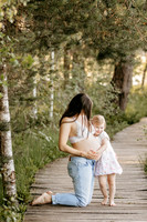 "Outdoor Babybauchshooting in der Natur bei Biberach.", "Natürliche Schwangerschaftsfotografie am Bodensee in Lindau.", "Ästhetische Babybauchfotos im Freien bei Wolfegg."