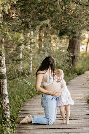 "Outdoor Babybauchshooting in der Natur bei Biberach.", "Natürliche Schwangerschaftsfotografie am Bodensee in Lindau.", "Ästhetische Babybauchfotos im Freien bei Wolfegg."