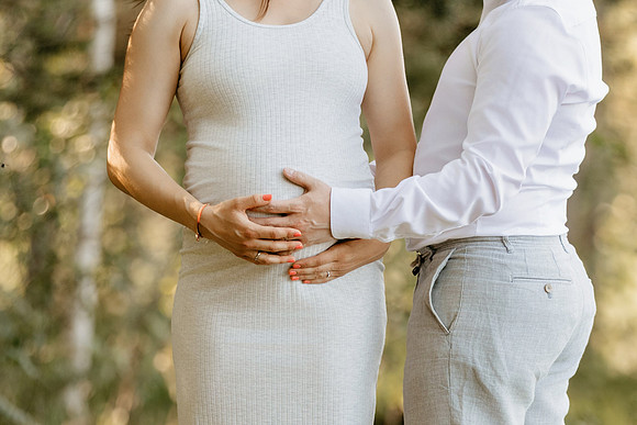 "Familienshooting während der Schwangerschaft in Laupheim.", "Babybauchshooting mit Geschwisterkind in Bad Wurzach.", "Emotionale Babybauchfotos mit Partner in Amtzell."