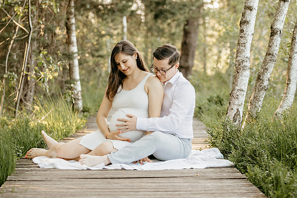 "Familienshooting während der Schwangerschaft in Laupheim.", "Babybauchshooting mit Geschwisterkind in Bad Wurzach.", "Emotionale Babybauchfotos mit Partner in Amtzell."