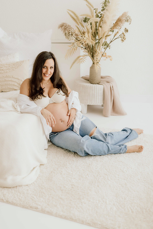 "Gemütliches Babybauchshooting im Lounge-Set Kißlegg.", "Natürliche Schwangerschaftsfotos im Studio für Ravensburg.", "Ästhetische Babybauchbilder im Sessel-Look für Biberach."