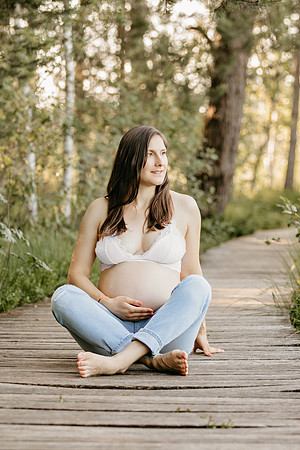 "Familienshooting während der Schwangerschaft in Laupheim.", "Babybauchshooting mit Geschwisterkind in Bad Wurzach.", "Emotionale Babybauchfotos mit Partner in Amtzell."