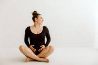 Exklusives High-Key Babybauchshooting im Atelier Kißlegg.", "Modernes Schwangerschafts-Portrait für Kundinnen aus Wangen.", "Minimalistische Studiofotografie Babybauch Isny von 4Real Photography."