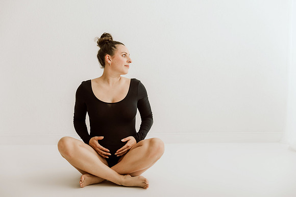 Exklusives High-Key Babybauchshooting im Atelier Kißlegg.", "Modernes Schwangerschafts-Portrait für Kundinnen aus Wangen.", "Minimalistische Studiofotografie Babybauch Isny von 4Real Photography."