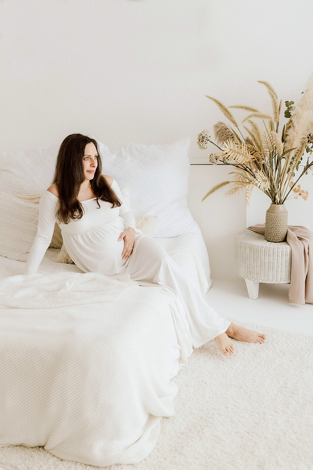 Exklusives High-Key Babybauchshooting im Atelier Kißlegg.", "Modernes Schwangerschafts-Portrait für Kundinnen aus Wangen.", "Minimalistische Studiofotografie Babybauch Isny von 4Real Photography."
