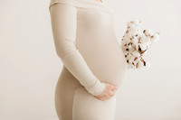 Exklusives High-Key Babybauchshooting im Atelier Kißlegg.", "Modernes Schwangerschafts-Portrait für Kundinnen aus Wangen.", "Minimalistische Studiofotografie Babybauch Isny von 4Real Photography."
