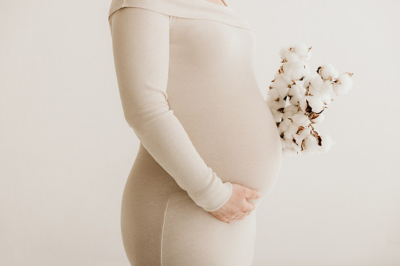Exklusives High-Key Babybauchshooting im Atelier Kißlegg.", "Modernes Schwangerschafts-Portrait für Kundinnen aus Wangen.", "Minimalistische Studiofotografie Babybauch Isny von 4Real Photography."