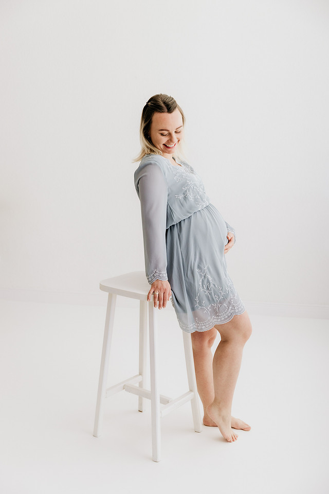 "Gemütliches Babybauchshooting im Lounge-Set Kißlegg.", "Natürliche Schwangerschaftsfotos im Studio für Ravensburg.", "Ästhetische Babybauchbilder im Sessel-Look für Bad Waldsee." „Schwangerschaftsfot