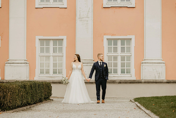 "Getting Ready und First Look im Hotel Wilder Mann Meersburg von 4Real Photography" "Trauung im barocken Festsaal Neues Schloss Meersburg 4Real Photography" "Sektempfang mit Sängerin auf der Schlosste