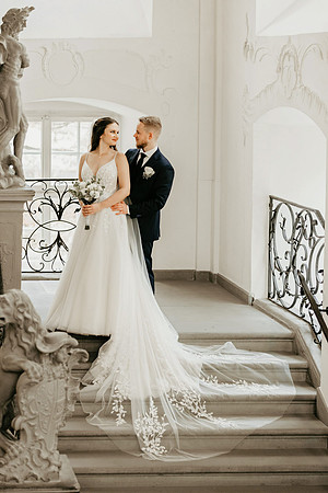 "Getting Ready und First Look im Hotel Wilder Mann Meersburg von 4Real Photography" "Trauung im barocken Festsaal Neues Schloss Meersburg 4Real Photography" "Sektempfang mit Sängerin auf der Schlosste
