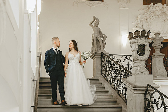 "Getting Ready und First Look im Hotel Wilder Mann Meersburg von 4Real Photography" "Trauung im barocken Festsaal Neues Schloss Meersburg 4Real Photography" "Sektempfang mit Sängerin auf der Schlosste