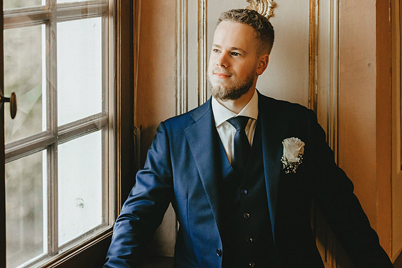 "Getting Ready und First Look im Hotel Wilder Mann Meersburg von 4Real Photography" "Trauung im barocken Festsaal Neues Schloss Meersburg 4Real Photography" "Sektempfang mit Sängerin auf der Schlosste