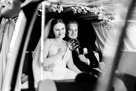 "Getting Ready und First Look im Hotel Wilder Mann Meersburg von 4Real Photography" "Trauung im barocken Festsaal Neues Schloss Meersburg 4Real Photography" "Sektempfang mit Sängerin auf der Schlosste