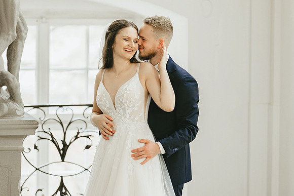 "Getting Ready und First Look im Hotel Wilder Mann Meersburg von 4Real Photography" "Trauung im barocken Festsaal Neues Schloss Meersburg 4Real Photography" "Sektempfang mit Sängerin auf der Schlosste