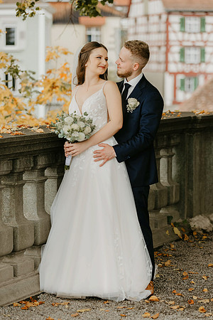 "Getting Ready und First Look im Hotel Wilder Mann Meersburg von 4Real Photography" "Trauung im barocken Festsaal Neues Schloss Meersburg 4Real Photography" "Sektempfang mit Sängerin auf der Schlosste