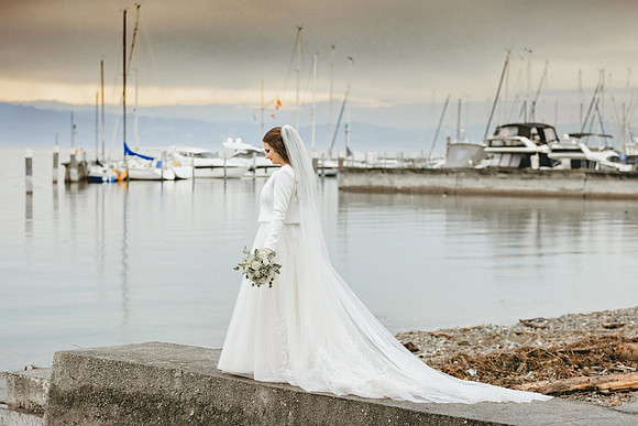 "Getting Ready und First Look im Hotel Wilder Mann Meersburg von 4Real Photography" "Trauung im barocken Festsaal Neues Schloss Meersburg 4Real Photography" "Sektempfang mit Sängerin auf der Schlosste
