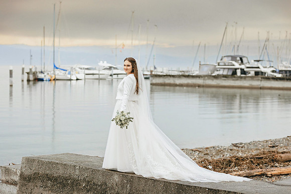 "Getting Ready und First Look im Hotel Wilder Mann Meersburg von 4Real Photography" "Trauung im barocken Festsaal Neues Schloss Meersburg 4Real Photography" "Sektempfang mit Sängerin auf der Schlosste