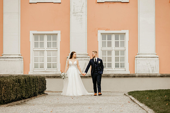 "Getting Ready und First Look im Hotel Wilder Mann Meersburg von 4Real Photography" "Trauung im barocken Festsaal Neues Schloss Meersburg 4Real Photography" "Sektempfang mit Sängerin auf der Schlosste