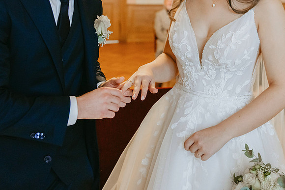 "Getting Ready und First Look im Hotel Wilder Mann Meersburg von 4Real Photography" "Trauung im barocken Festsaal Neues Schloss Meersburg 4Real Photography" "Sektempfang mit Sängerin auf der Schlosste