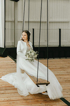 "Getting Ready und First Look im Hotel Wilder Mann Meersburg von 4Real Photography" "Trauung im barocken Festsaal Neues Schloss Meersburg 4Real Photography" "Sektempfang mit Sängerin auf der Schlosste