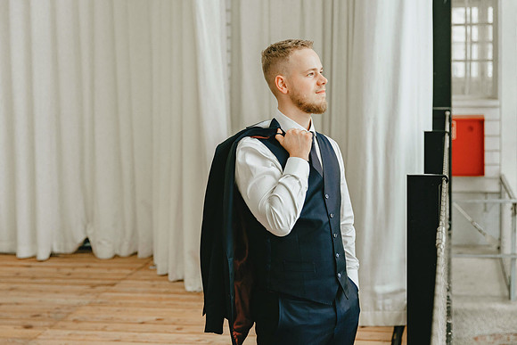 "Getting Ready und First Look im Hotel Wilder Mann Meersburg von 4Real Photography" "Trauung im barocken Festsaal Neues Schloss Meersburg 4Real Photography" "Sektempfang mit Sängerin auf der Schlosste