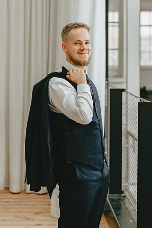 "Getting Ready und First Look im Hotel Wilder Mann Meersburg von 4Real Photography" "Trauung im barocken Festsaal Neues Schloss Meersburg 4Real Photography" "Sektempfang mit Sängerin auf der Schlosste