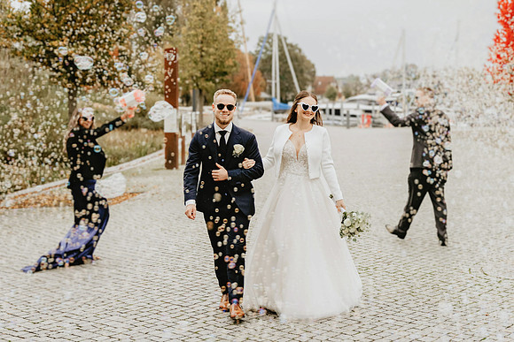 "Getting Ready und First Look im Hotel Wilder Mann Meersburg von 4Real Photography" "Trauung im barocken Festsaal Neues Schloss Meersburg 4Real Photography" "Sektempfang mit Sängerin auf der Schlosste