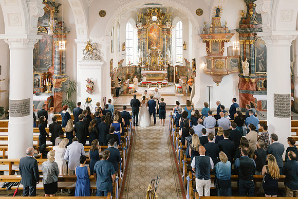 Hochzeitsreportage von 4Real Photography am Bodensee: Momente im Standesamt in Lindau, der Kirche Nonnenhorn und bei einer "Schloss Montfort Hochzeit" in Langenargen sowie im Raum Kißlegg und Ravensbu