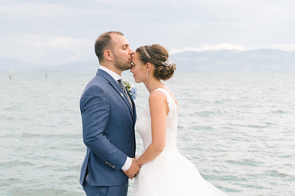 Hochzeitsreportage von 4Real Photography am Bodensee: Momente im Standesamt in Lindau, der Kirche Nonnenhorn und bei einer "Schloss Montfort Hochzeit" in Langenargen sowie im Raum Kißlegg und Ravensbu