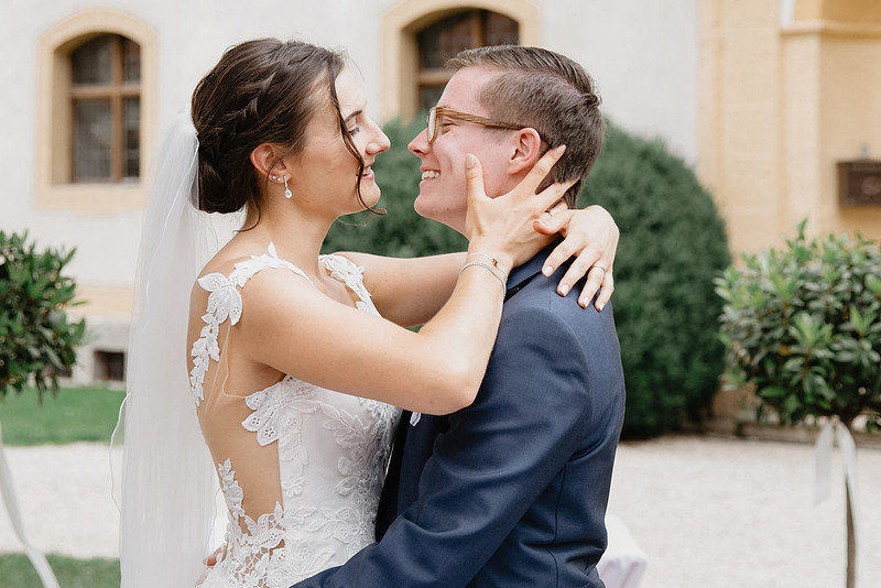 Brautpaar küsst sich, romantische Hochzeit Wohncocktail Jocham, Wangen im Allgäu