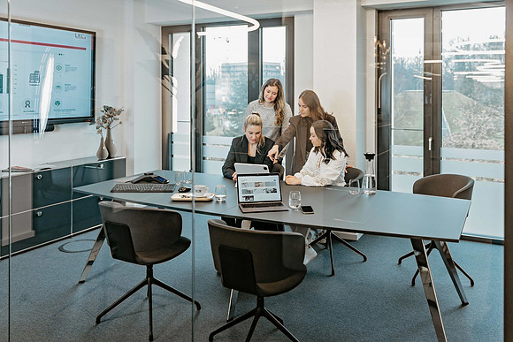 Businessfotografie Friedrichshafen - Teamshooting im Büro