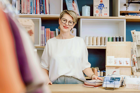 Businessfotograf Kempten Personal Branding; Frau arbeitet konzentriert im Atelier; Authentisches Business-Portrait Handwerk Oberschwaben.