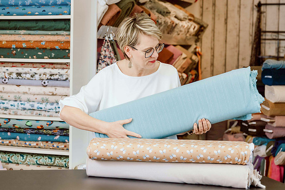 Businessfotograf Kempten Personal Branding; Frau arbeitet konzentriert im Atelier; Authentisches Business-Portrait Handwerk Oberschwaben.