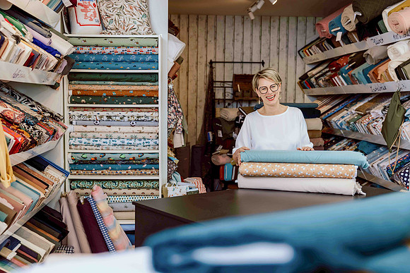 Businessfotograf Kempten Personal Branding; Frau arbeitet konzentriert im Atelier; Authentisches Business-Portrait Handwerk Oberschwaben.