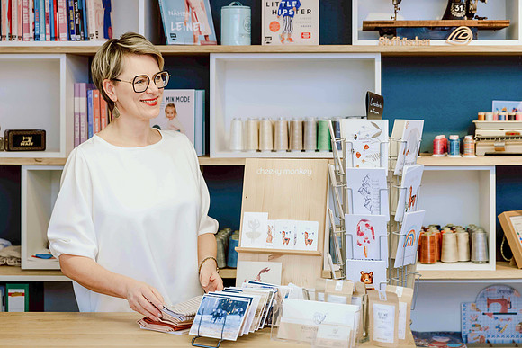 Businessfotograf Kempten Personal Branding; Frau arbeitet konzentriert im Atelier; Authentisches Business-Portrait Handwerk Oberschwaben.