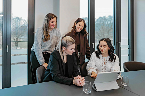 Mitarbeiterfotos Team Meeting Kempten; Businessfotograf Memmingen Teamshooting; Authentische Gruppenbilder Büroalltag Oberschwaben.