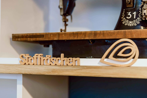 Moderne Businessfotografie Workspace; Employer Branding Fotos Frau im Büro Kempten; Mitarbeiterfotos Architektur und Design.